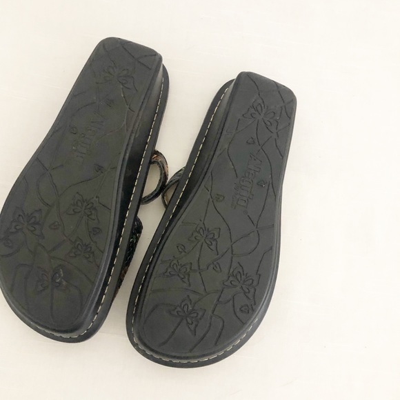 Alegria Queenie Gold Tuscany Floral Leather Clog - Picture 10 of 11